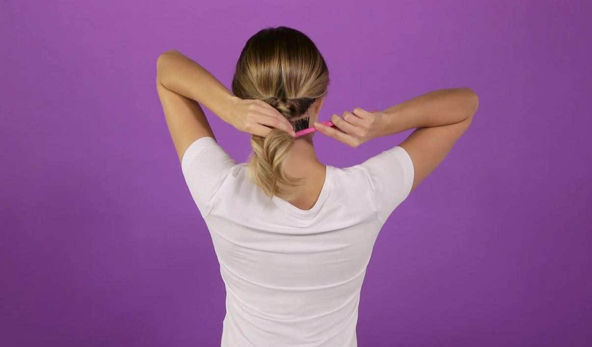 Trasforma lo chignon in una sciccosa coda bassa