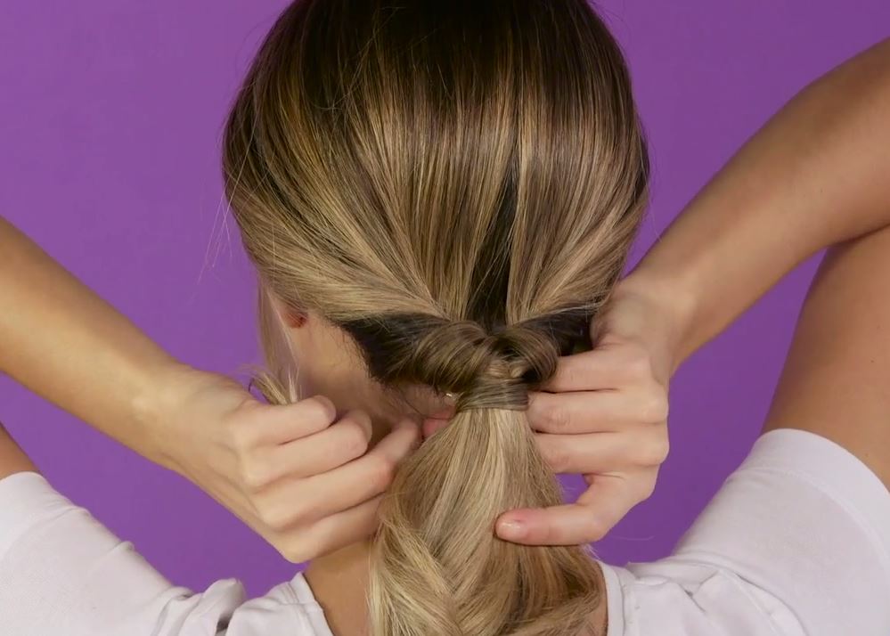 Trasforma lo chignon in una sciccosa coda bassa