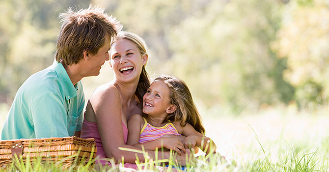 Una famiglia che fa un picnic