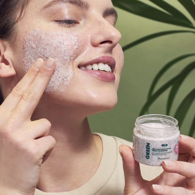 MODEL_GREEN SKINCARE_EXFOLIATING PASTE FOR THE FACE POMEGRANATE SEEDS_JPG