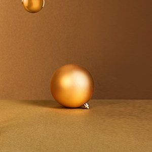 Una pallina d'oro dell'albero di Natale