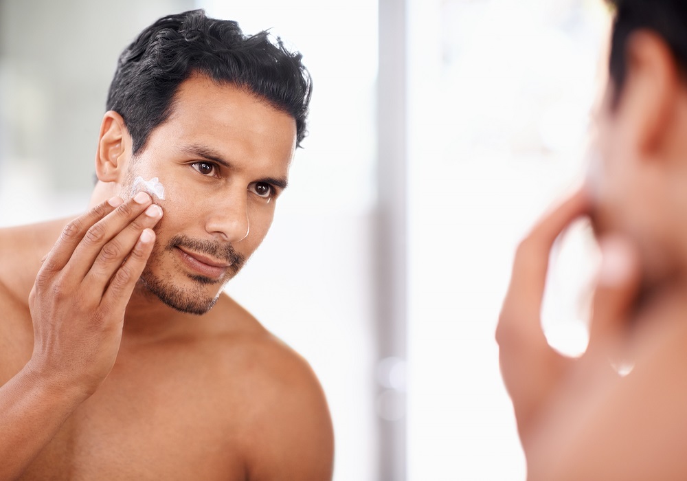 A young man applying cream to his face while looking in the mirrorhttp://195.154.178.81/DATA/i_collage/pi/shoots/783487.jpg