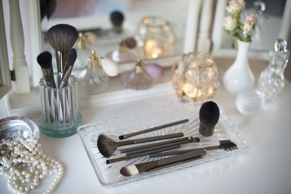 marionnaud-make-up-brushes-range-on-dressing-table-enhanced-group