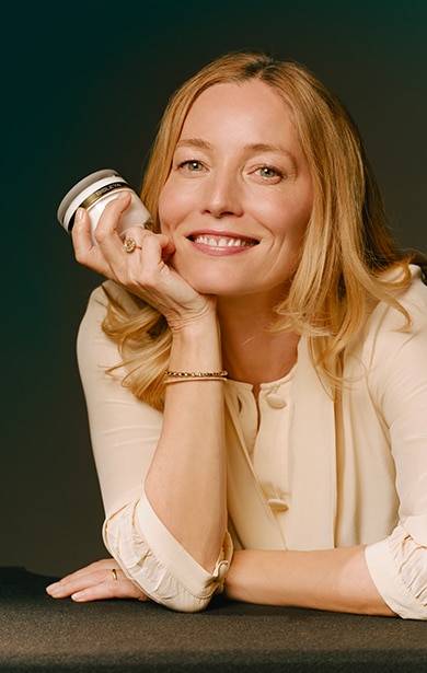 Crema viso Sisley Paris in primo piano, pelle dall’aspetto levigato e luminoso.