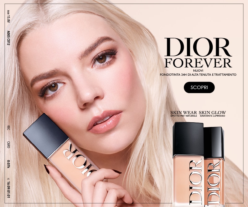 MIT2026-WK15-Dior-CP-Banner.jpg Dior Forever Skin Wear Skin Glow: fondotinta 24H ad alta tenuta con effetto naturale e luminoso, presentato con due flaconi e invito all’azione “Scopri”.