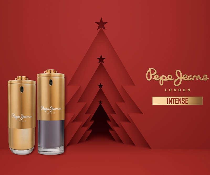 Pepe Jeans London Intense con due flaconi dorati su sfondo rosso natalizio con alberi stilizzati.