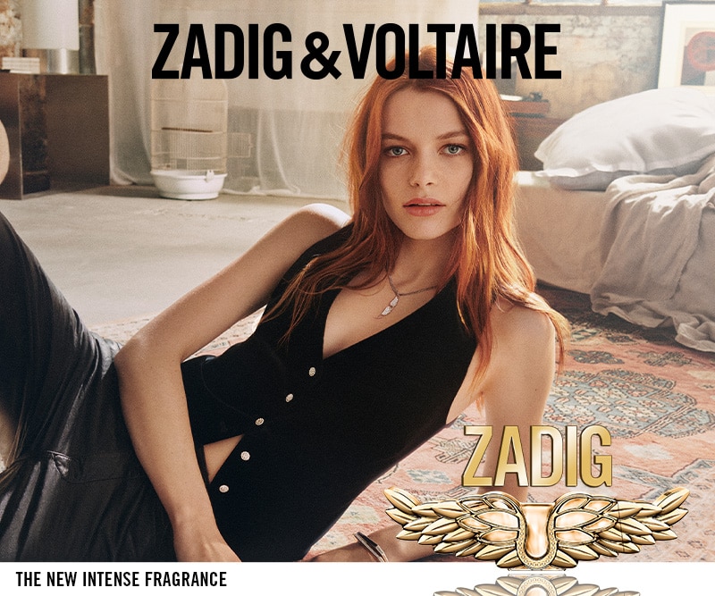 Campagna Zadig &amp; Voltaire per la nuova fragranza intensa, con modella in posa rilassata in un ambiente dallo stile boho e logo del brand in evidenza.