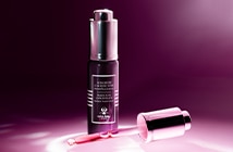 Sisley Paris Huile Précieuse à la Rose Noire, siero viso illuminante con texture setosa.