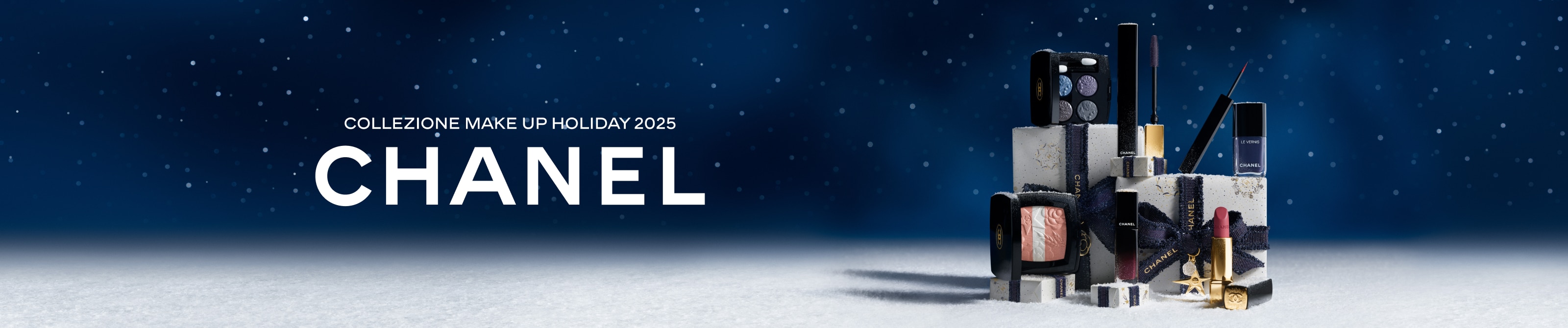 HOLIDAY_25_IT_MARIONNAUD_BRB_MUP_1600x335.png Collezione make-up Chanel Holiday 2025 con ombretti, rossetti e smalti in confezioni regalo su sfondo blu.
