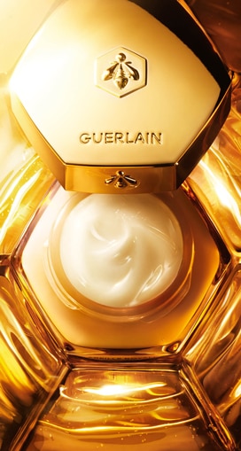 Texture ispirate al miele in forme esagonali dorate che richiamano l’iconica linea Guerlain Abeille Royale.