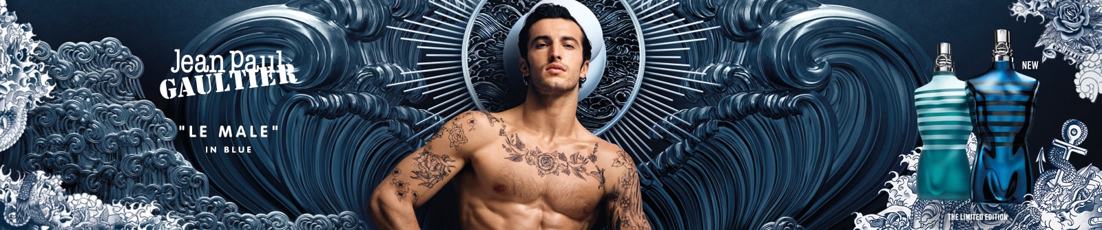 Profumi Jean Paul Gaultier Le Male in Blue in edizione limitata con iconica bottiglia a silhouette maschile su sfondo marino.