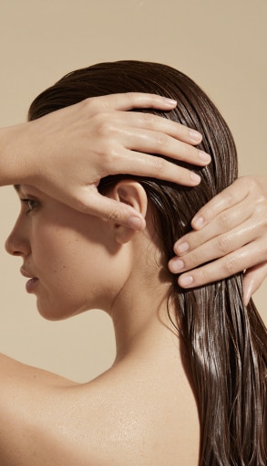 MIT_2026_Marionnaud_Haircare_293x510.png Mani che massaggiano capelli bagnati, enfatizzando cura e trattamento dei capelli