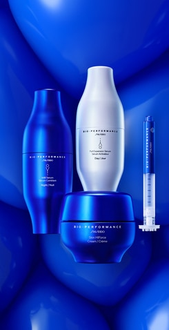 Shiseido Bio-Performance - Set skincare con siero, crema e trattamento occhi su sfondo blu, per una pelle visibilmente più tonica e luminosa.
