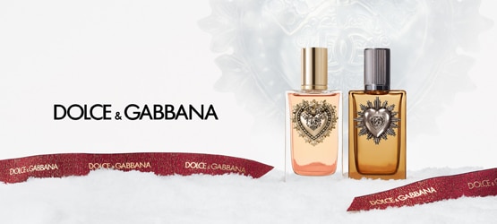 Dolce &amp; Gabbana due fragranze iconiche con dettagli cuore e logo DG su sfondo bianco con nastri rossi.