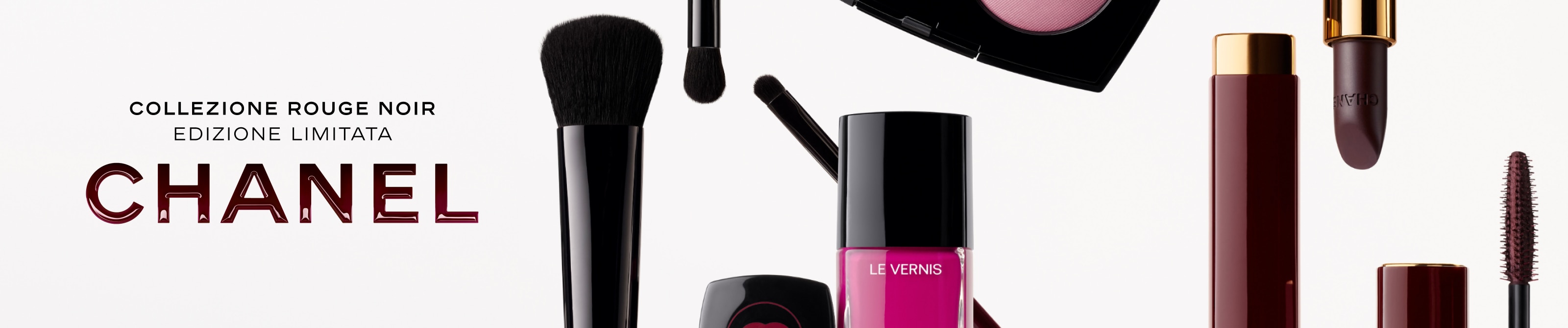 Collezione Chanel Rouge Noir in edizione limitata con prodotti make‑up e smalti su sfondo chiaro.