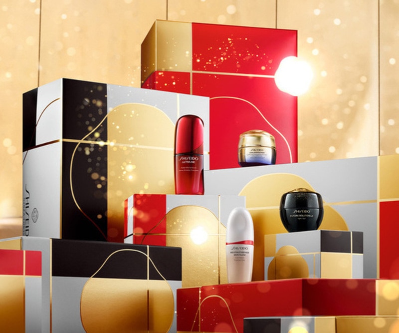 Shiseido confezioni regalo con skincare e trattamenti viso in eleganti box rosso, oro e nero.