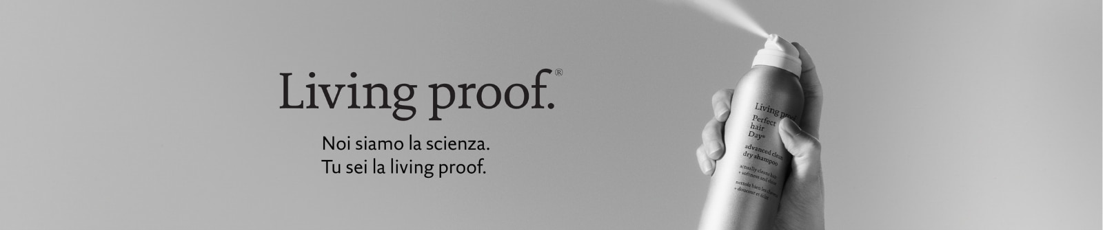 Mano che spruzza spray Living Proof con testo promozionale
