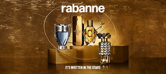 Rabanne it’s written in the stars con fragranze iconiche tra cui 1 Million e profumi in flaconi dorati e argentati su sfondo oro.
