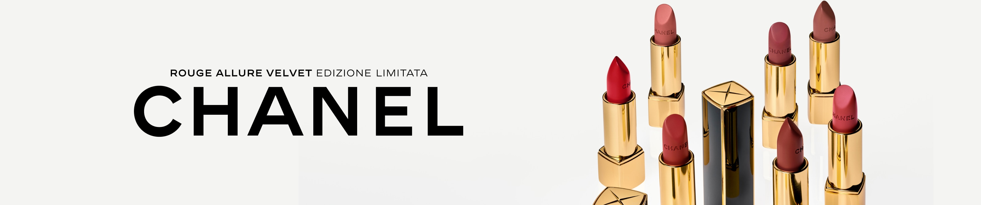 Rossetti Chanel Rouge Allure Velvet Edizione Limitata in diverse tonalità nude e rosse disposti verticalmente con pack dorato su sfondo chiaro, accompagnati dal logo Chanel.