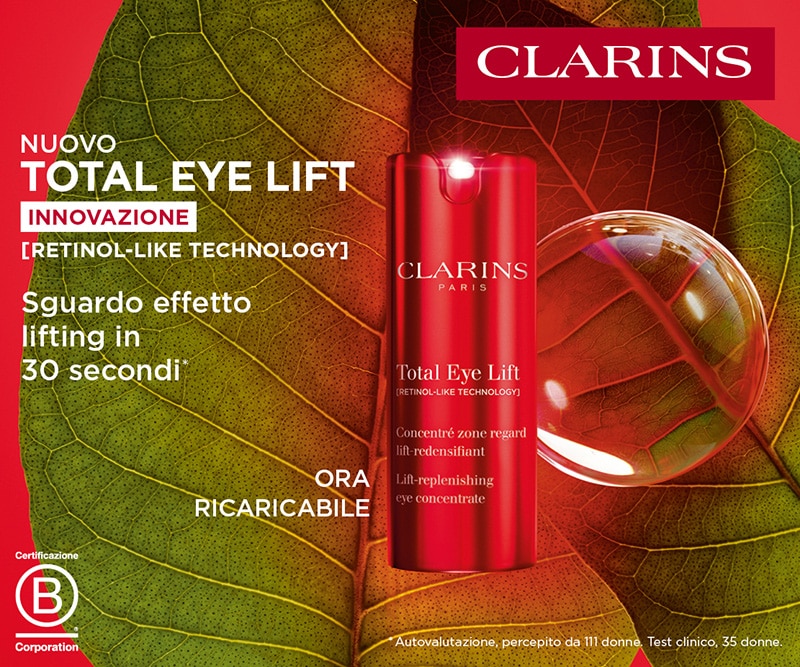 Flacone rosso Clarins Total Eye Lift su sfondo foglia verde, trattamento occhi effetto lifting rapido con tecnologia simile al retinolo, ora ricaricabile.
