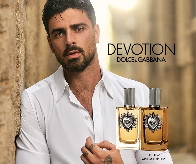 MIT2025-WK46-D&G-CP-Banner.jpg Flacone profumo Armani Code Parfum su sfondo elegante con pareti chiare e corridoio illuminato, testo Armani Code Parfum e pulsante Acquista ora.