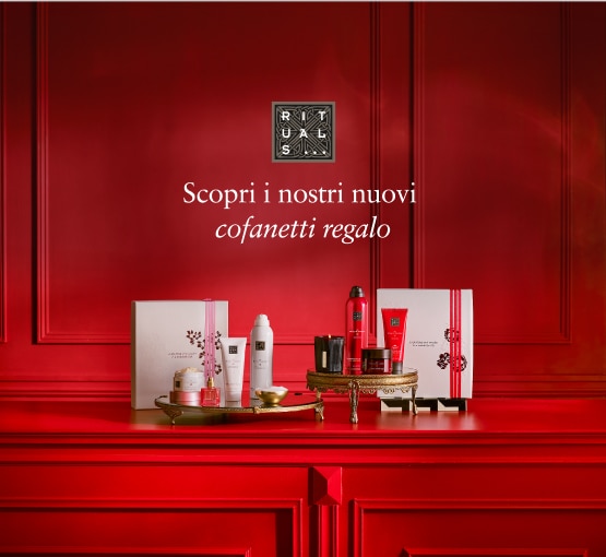 MIT2025-WK50-Rituals-CP-Grid-Banner.jpg Rituals cofanetti regalo con prodotti corpo e skincare in confezioni eleganti rosse e bianche su sfondo rosso, testo Scopri i nostri nuovi cofanetti regalo confezionati e pronti da donare.