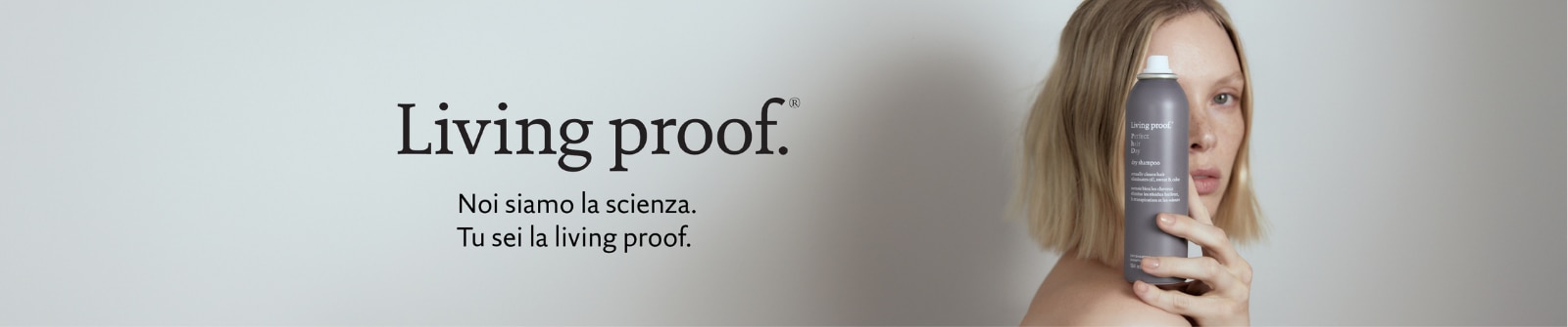 Persona con spray Living Proof davanti al viso