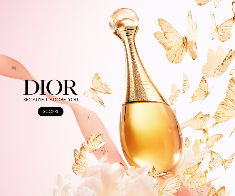 Profumo Dior J’adore in flacone dorato, circondato da farfalle dorate.