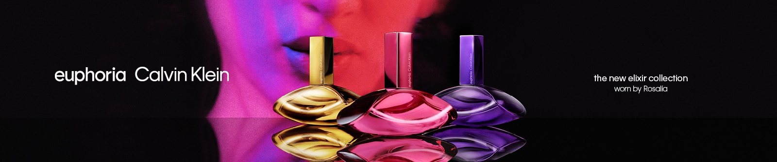 Collezione Euphoria Elixir di Calvin Klein con tre flaconi profumo nei toni oro, rosa e viola, presentati su sfondo luminoso e riflettente; testo: ‘euphoria Calvin Klein – the new elixir collection – worn by Rosalia’.