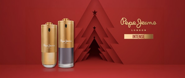 Pepe Jeans London Intense con due flaconi dorati su sfondo rosso natalizio con alberi stilizzati.