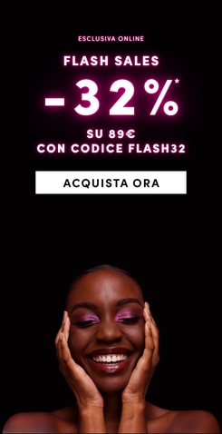 Promo online -32% su 89€ con codice FLASH32, persona sorridente con trucco luminoso