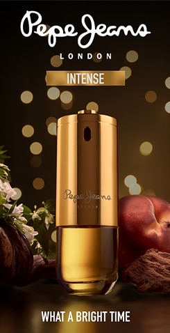 Pepe Jeans London Intense profumo in flacone dorato con scritta What a Bright Time su sfondo marrone con dettagli natalizi