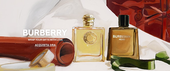Flaconi di profumo Burberry Hero e Burberry Goddess su sfondo artistico con nastro rosso e verde e confezione regalo.