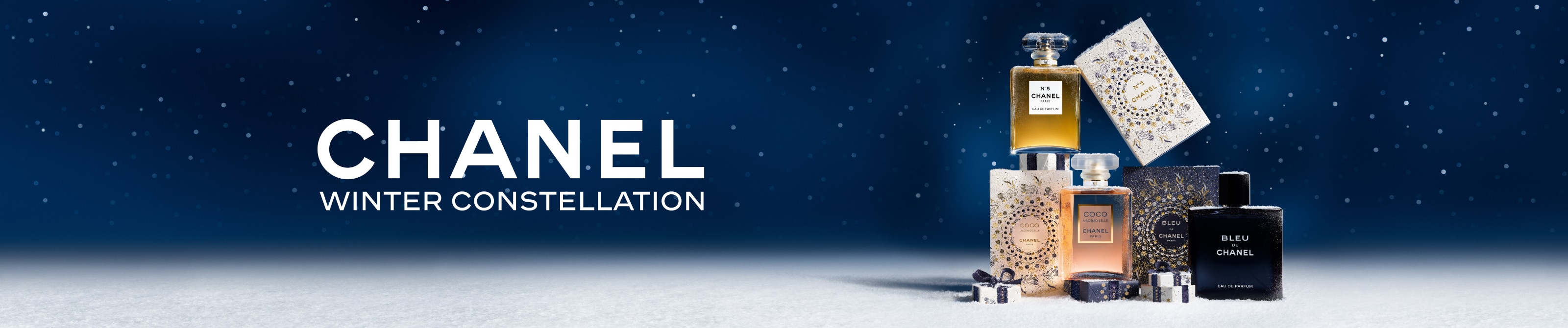HOLIDAY_25_IT_MARIONNAUD_BRB_TRIO_FRA_V03_1600x335.png Profumi Chanel N°5, Coco Mademoiselle e Bleu de Chanel con confezioni regalo natalizie su sfondo blu