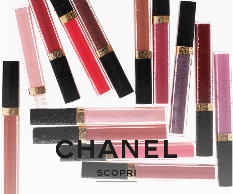 MIT2026-WK26-Chanel-CP-Banner.png CHANEL gloss labbra colorati in diverse tonalità nude, rosa e rosso, finish luminoso, scritta CHANEL e CTA SCOPRI