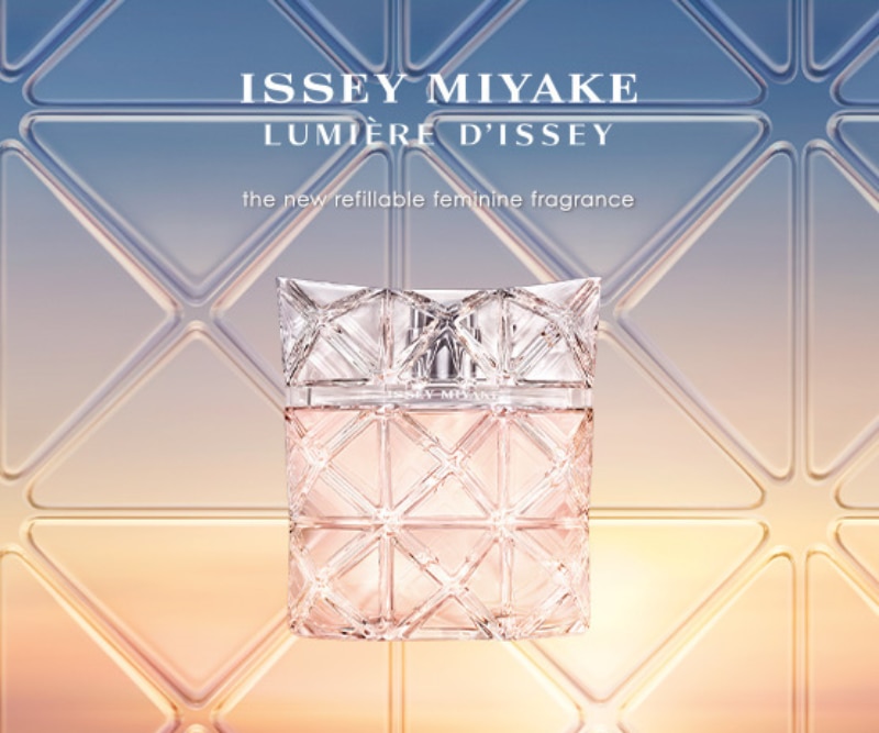 Issey Miyake L’Eau d’Issey Lumière d’Issey: nuova fragranza femminile ricaricabile, flacone luminoso su sfondo geometrico dai toni dorati.