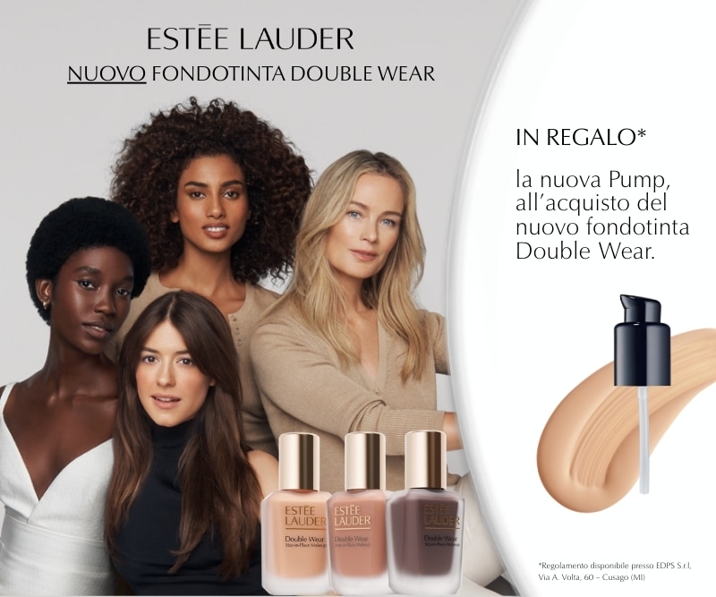 Campagna Estée Lauder per il nuovo fondotinta Double Wear, con diverse tonalità della gamma mostrate in flaconi frontali; testo che evidenzia l’offerta della nuova Pump in regalo all’acquisto del fondotinta.