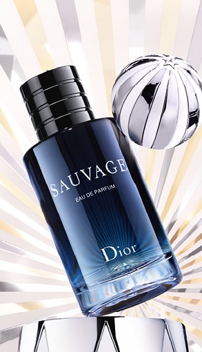 MIT2025-WK51-Dior-CP-Grid-Banner-1.jpg Flacone Dior Sauvage Eau de Parfum blu con decorazione argentata su sfondo a raggi luminosi.