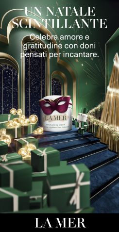 Crema La Mer con decorazioni natalizie dorate e pacchi regalo verdi, testo Un Natale Scintillante.