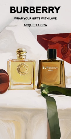 Flaconi di profumo Burberry Hero e Burberry Goddess su sfondo artistico con nastro verde e confezione regalo rossa, testo Wrap Your Gifts With Love.