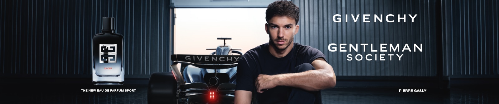 Gentleman_Sport_1600x335.jpg Profumo Givenchy Gentleman Society Eau de Parfum Sport posizionato davanti a un’auto sportiva Givenchy in un’ambientazione industriale, con il nome della fragranza in evidenza.