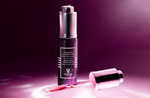 Sisley Paris Huile Précieuse à la Rose Noire, siero viso illuminante con texture setosa.