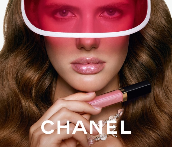 CHANEL gloss labbra rosa brillante, primo piano prodotto con modello e visore rosso, effetto lucidante e brillante