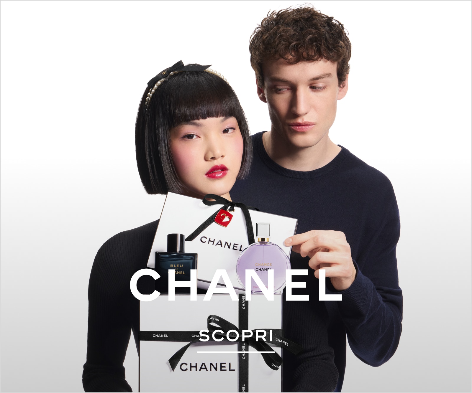 Cofanetti regalo Chanel con profumi maschili e femminili, presentati in stile elegante.