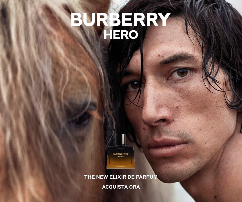 Campagna Burberry Hero con flacone della fragranza in primo piano accanto al muso di un cavallo su sfondo naturale.