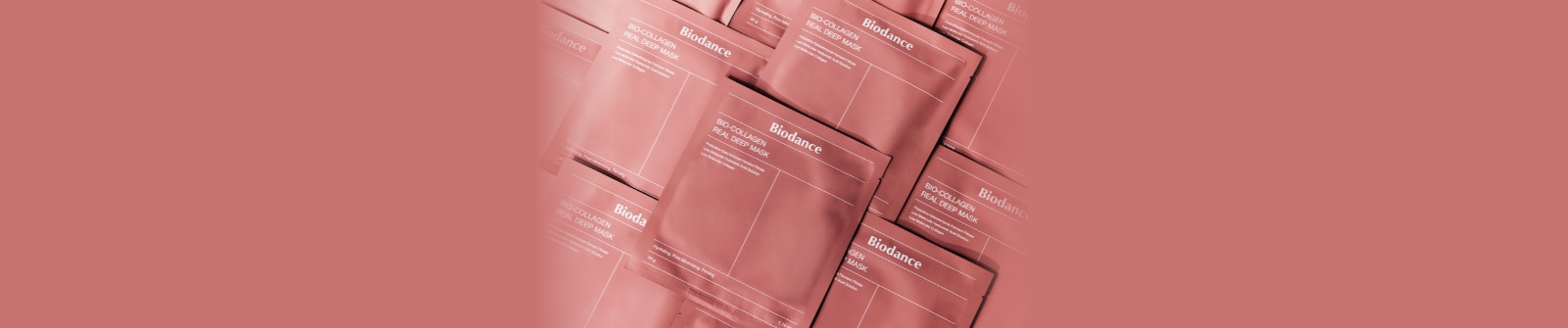 Maschere viso Biodance disposte su sfondo rosa