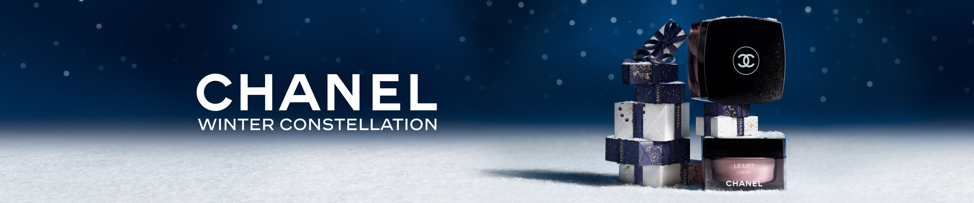 HOLIDAY_25_IT_MARIONNAUD_BRB_LE_LIFT_1600x335.png Crema viso Chanel Le Lift Winter Constellation con confezioni regalo su sfondo blu.