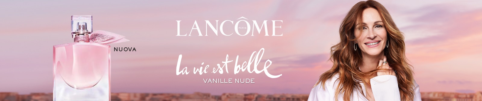 "Fragranza Lancôme La Vie Est Belle Vanille Nude con flacone rosa su sfondo dai toni del tramonto, accompagnata dal testo ‘La vie est belle Vanille Nude’ e indicazione ‘Nuova’.
