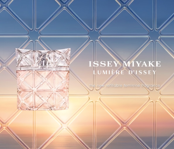 Issey Miyake L’Eau d’Issey Lumière d’Issey: profumo femminile ricaricabile presentato in un flacone elegante e trasparente con luce calda sullo sfondo.