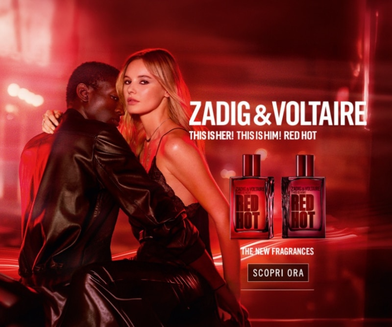 Zadig &amp; Voltaire Red Hot profumi donna e uomo, nuova fragranza sensuale su sfondo rosso intenso.